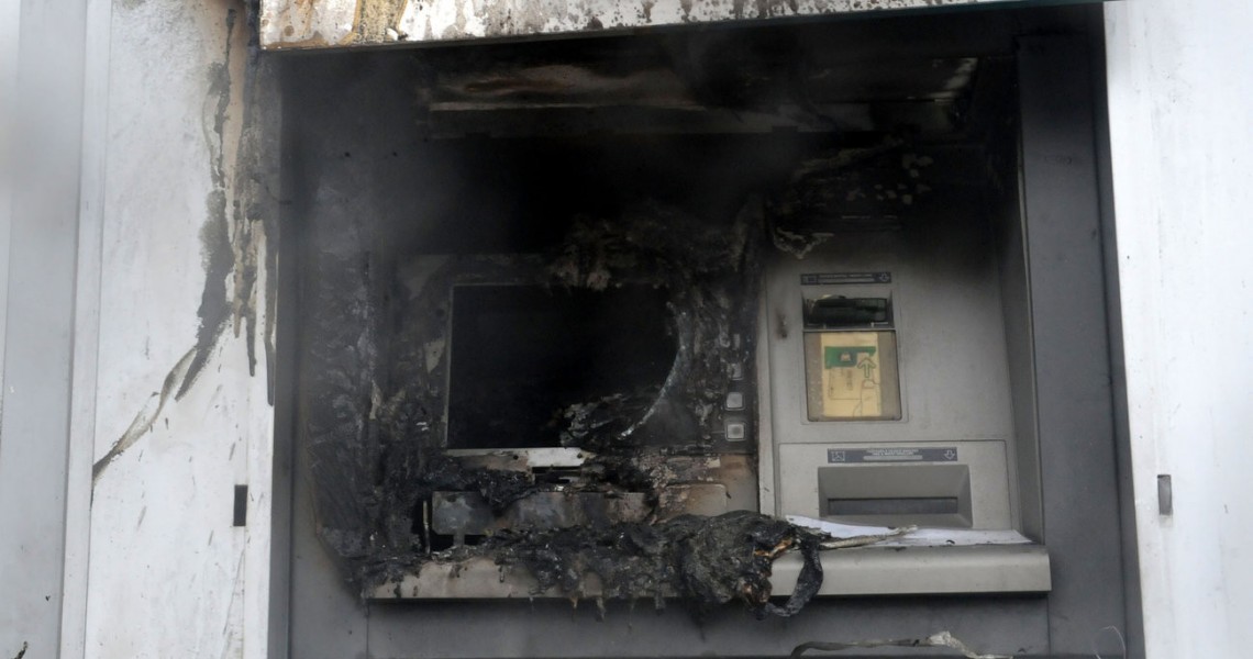 Έβαλαν φωτιά στο ΑΤΜ τράπεζας στο Ηράκλειο