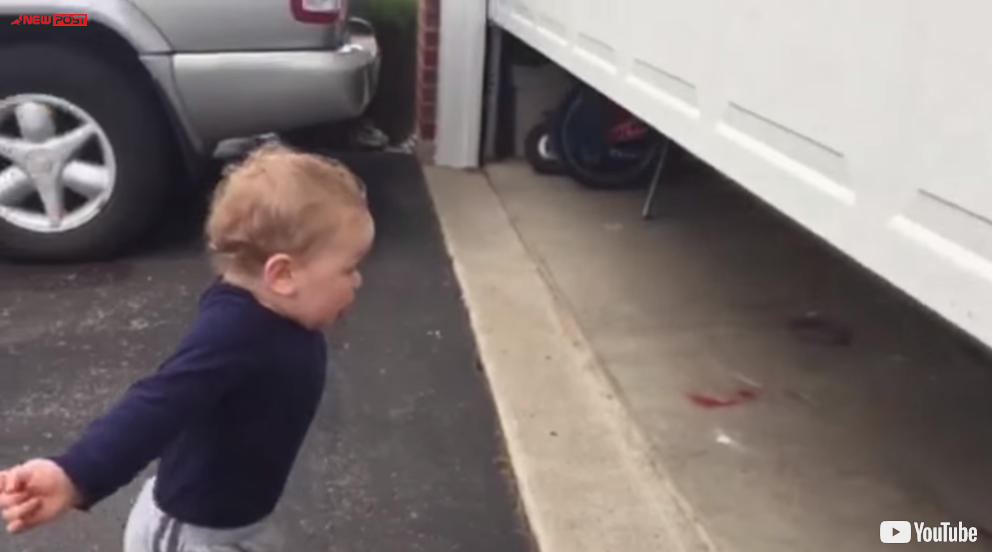 Η επική αντίδραση μωρού όταν βλέπει μια… αυτόματη πόρτα γκαράζ! (βίντεο)