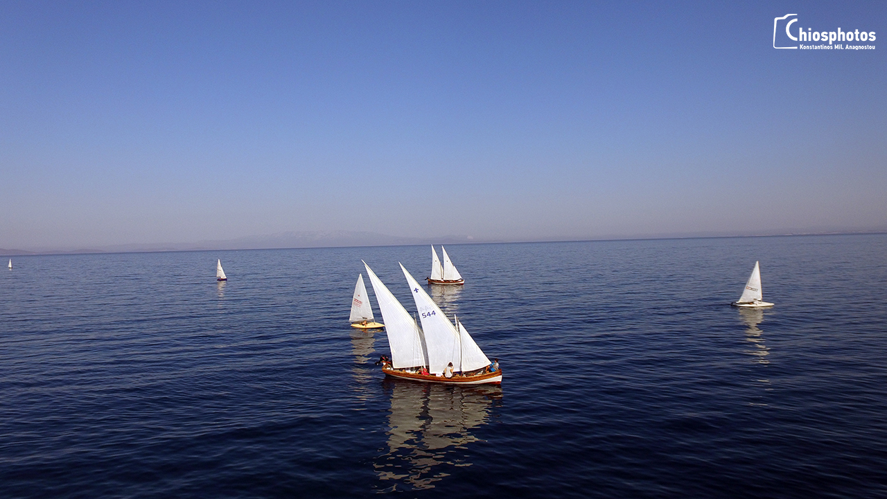 Ένας ξεχωριστός αγώνας με παραδοσιακές ξύλινες βάρκες στη Χίο (βίντεο)