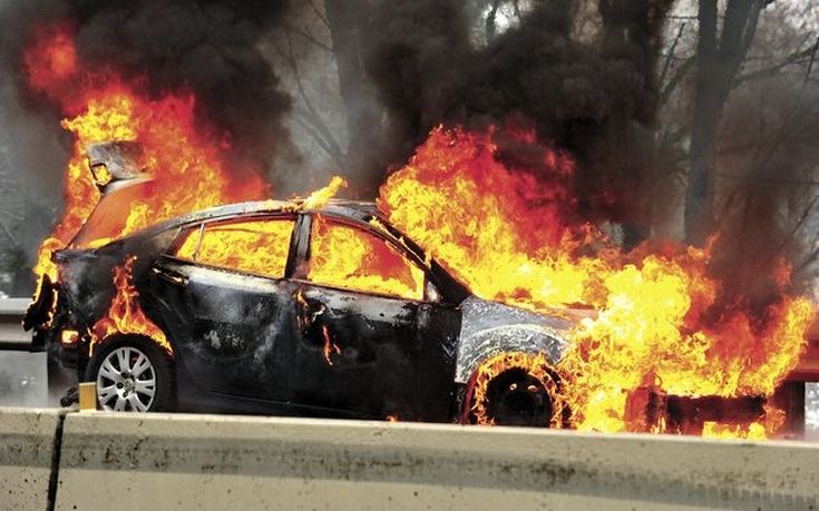 Αυτοκίνητο τυλίχτηκε στις φλόγες ενώ κινείτο στον ΒΟΑΚ