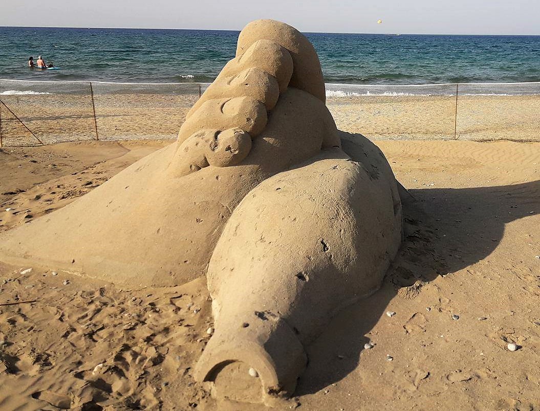 Συνεχίζουν να εντυπωσιάζουν τα γλυπτά από άμμο στην Αμμουδάρα (φωτο-βιντεο)