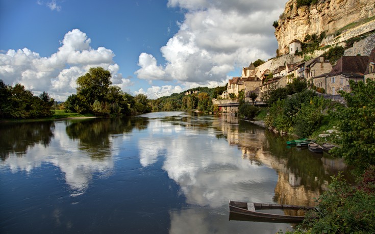 Το γαλλικό χωριό που είναι χτισμένο μεταξύ γκρεμού και ποταμού
