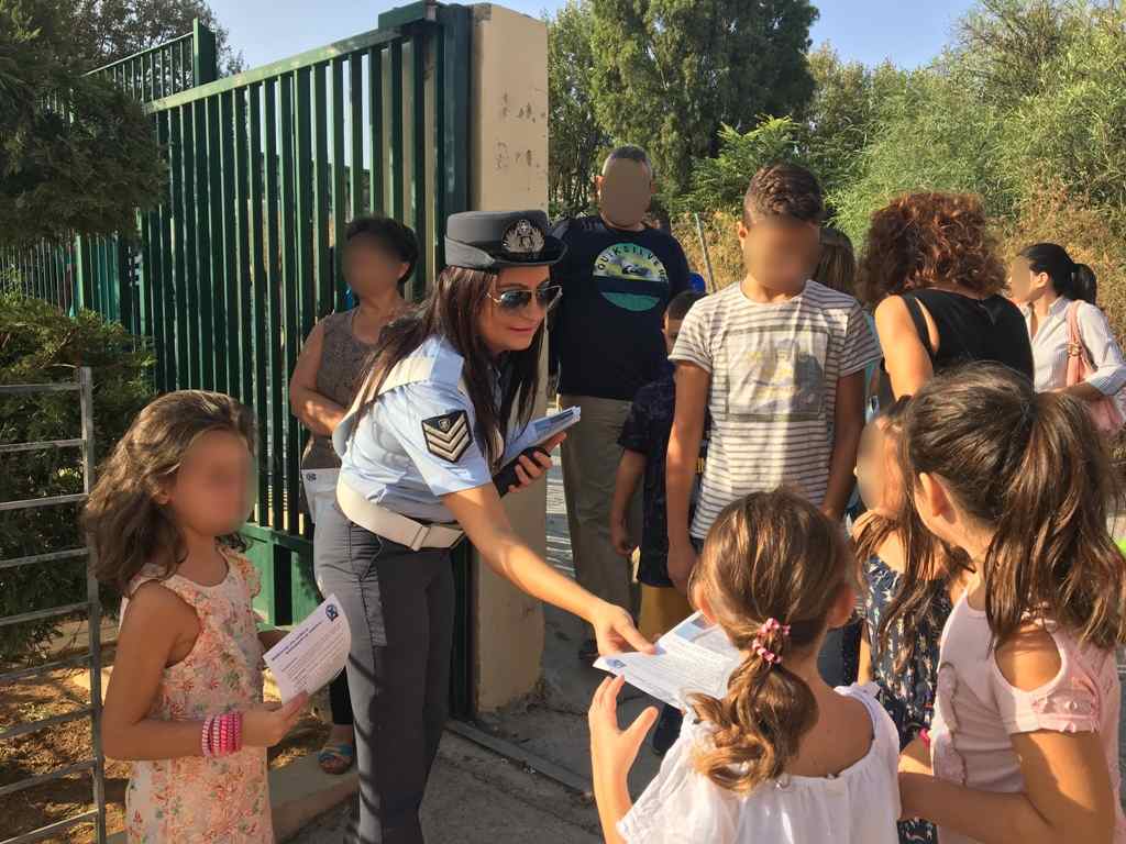 Ενημερωτικά φυλλάδια διένειμαν τροχονόμοι σε δημοτικών σχολεία της Κρήτης