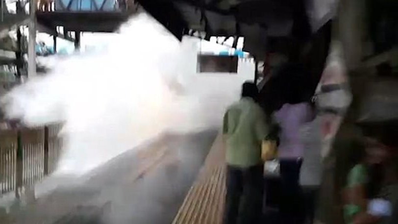 Τρένο «έπνιξε» επιβάτες σε πλημμυρισμένο σταθμό (βίντεο)