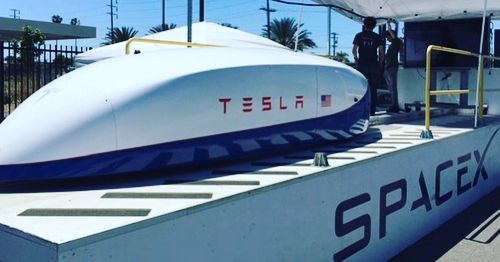 Ρεκόρ ταχύτητας 355 χλμ./ώρα από την κάψουλα Hyperloop της Tesla