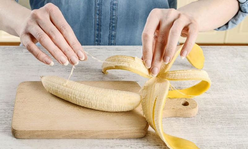 Γιατί δεν πρέπει να πετάτε τις «κλωστές» από τις μπανάνες