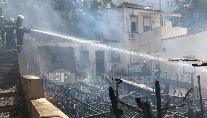 Αναστάτωση απο πυρκαγιά ανάμεσα σε σπίτια στα Χανιά (φωτο)