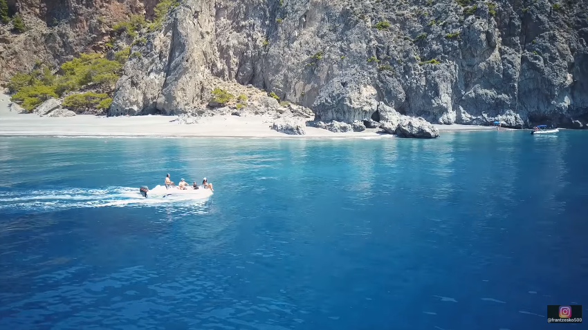 Τα… ωραία στα νότια των Σφακίων τα βλέπεις μόνο με σκάφος! (βίντεο)