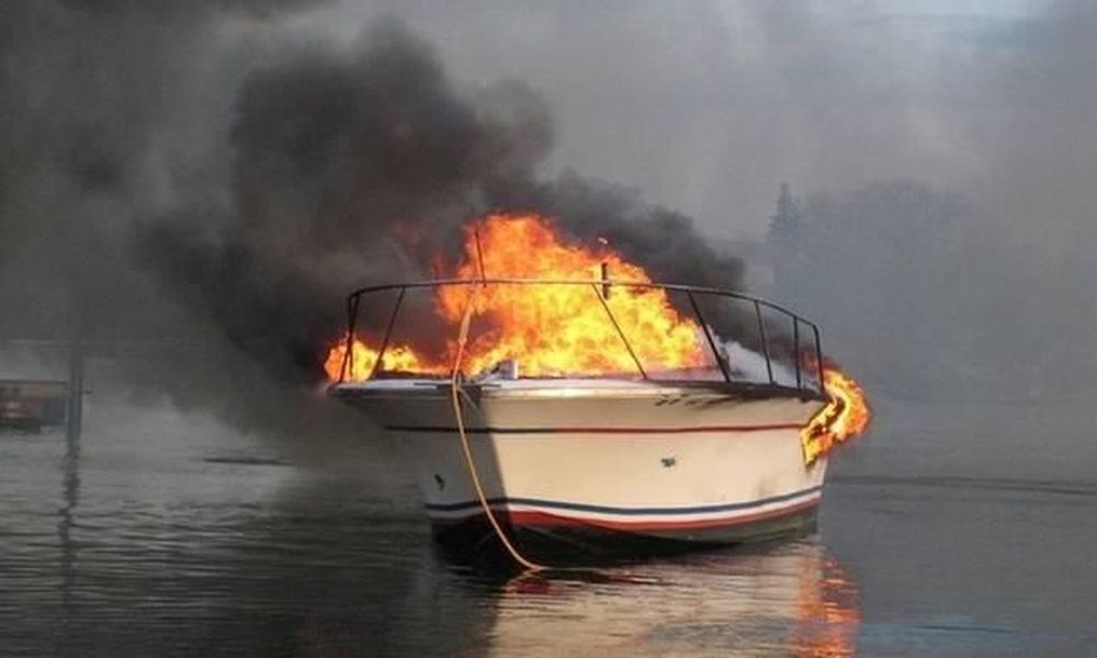 Φωτιά σε θαλαμηγό στη Μύκονο -Οι δύο επιβαίνοντες έπεσαν στη θάλασσα