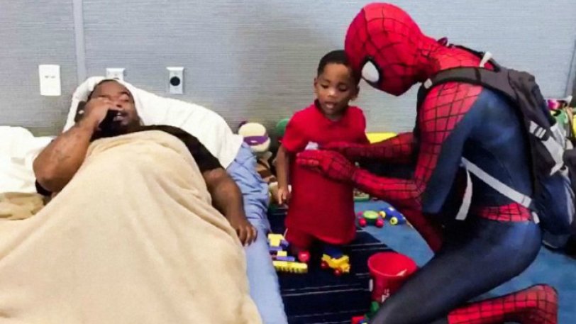 Ντύθηκε Spider-Man για να φτιάξει τη διάθεση παιδιών-θυμάτων του τυφώνα