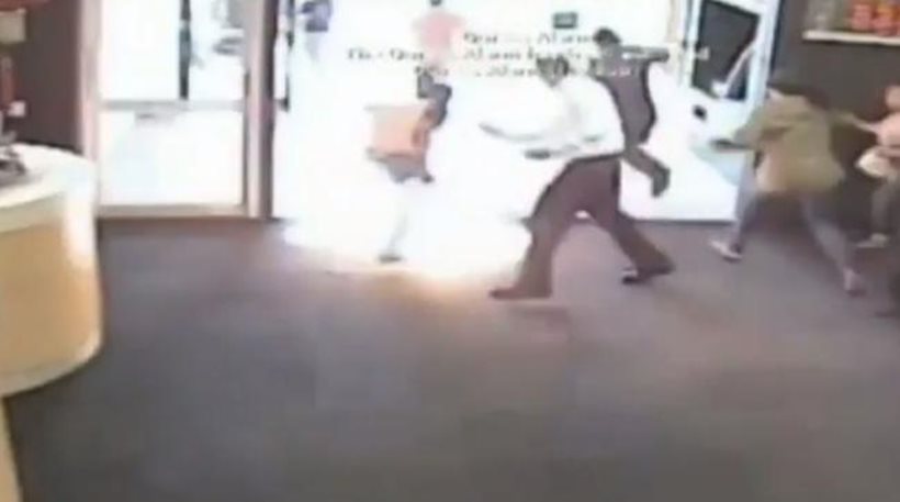 Πελάτης ρίχνει βενζίνη και βάζει φωτιά σε τράπεζα επειδή περίμενε στην ουρά