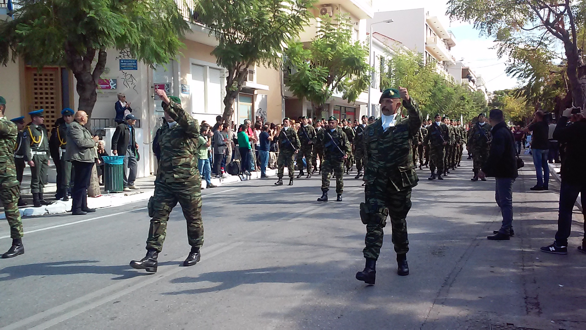 Η στρατιωτική παρέλαση στα Χανιά (φωτό – βίντεο)