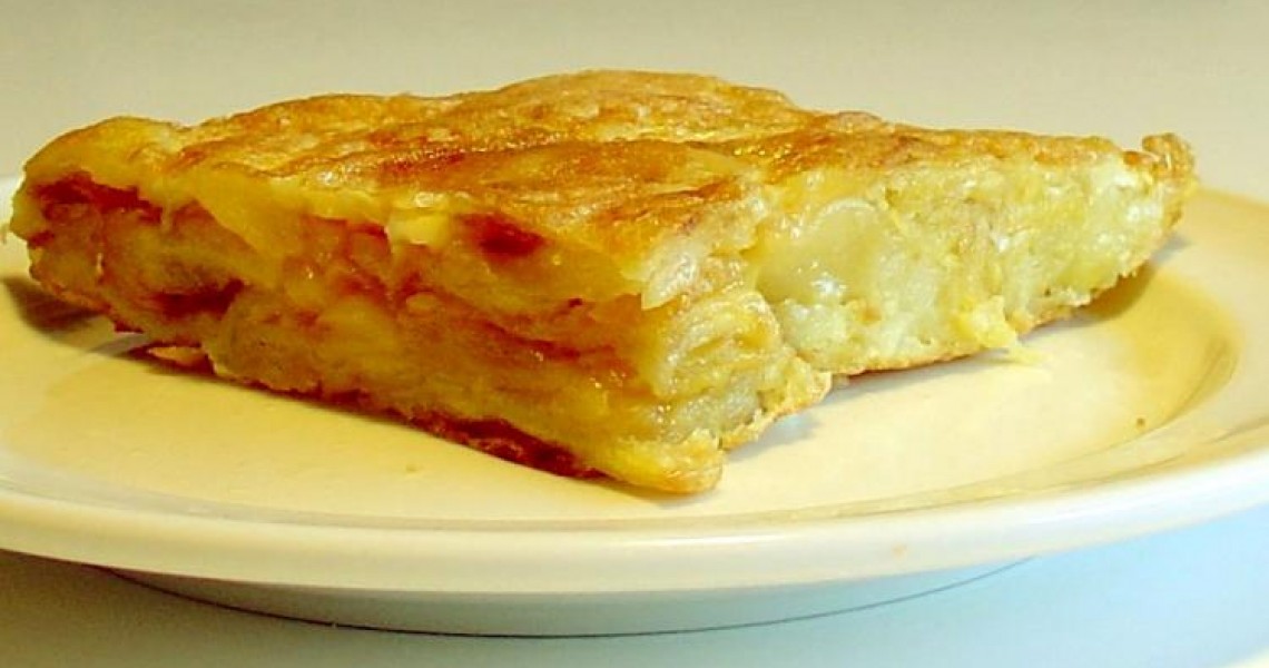Ομελέτα φούρνου με πατάτες, λουκάνικο και τυρί