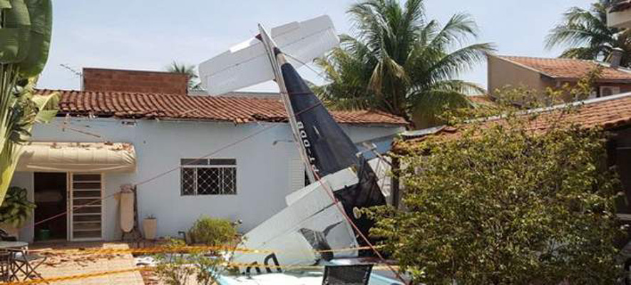Αεροσκάφος έπεσε σε πισίνα σπιτιού στη Βραζιλία – 3 νεκροί (βίντεο)