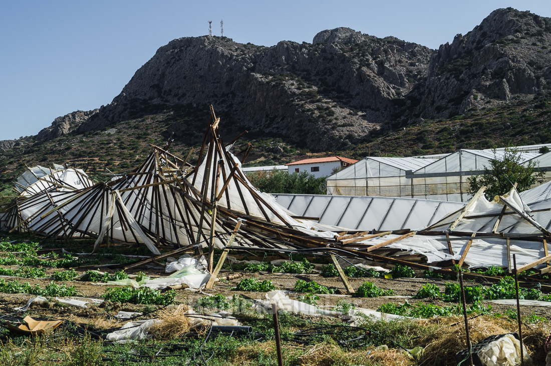 Ανεμοστρόβιλος “σήκωσε” θερμοκήπια στην Κρήτη (βίντεο + φωτο)