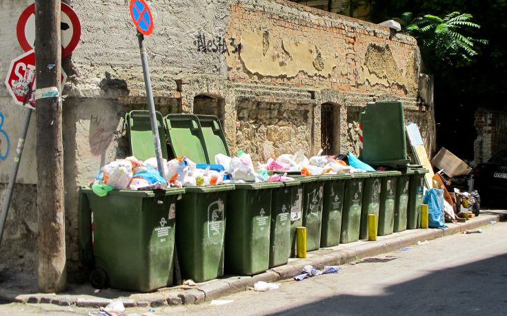 Πόσα κιλά φαγητού πετάει στα σκουπίδια μια μέση ελληνική οικογένεια
