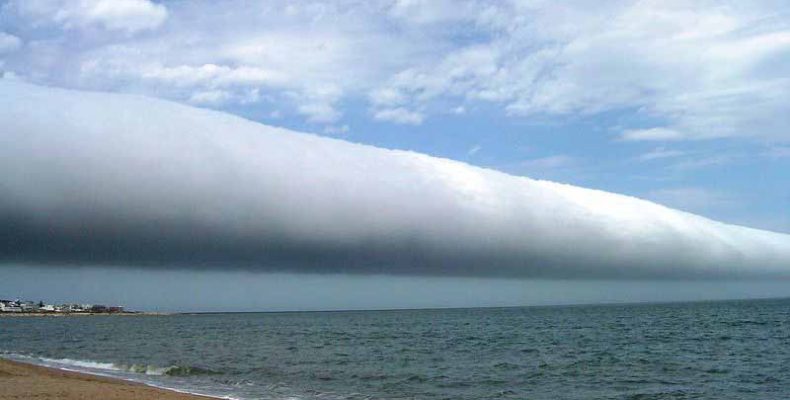 Ένα απίθανο σύννεφο σε σχήμα σωλήνα