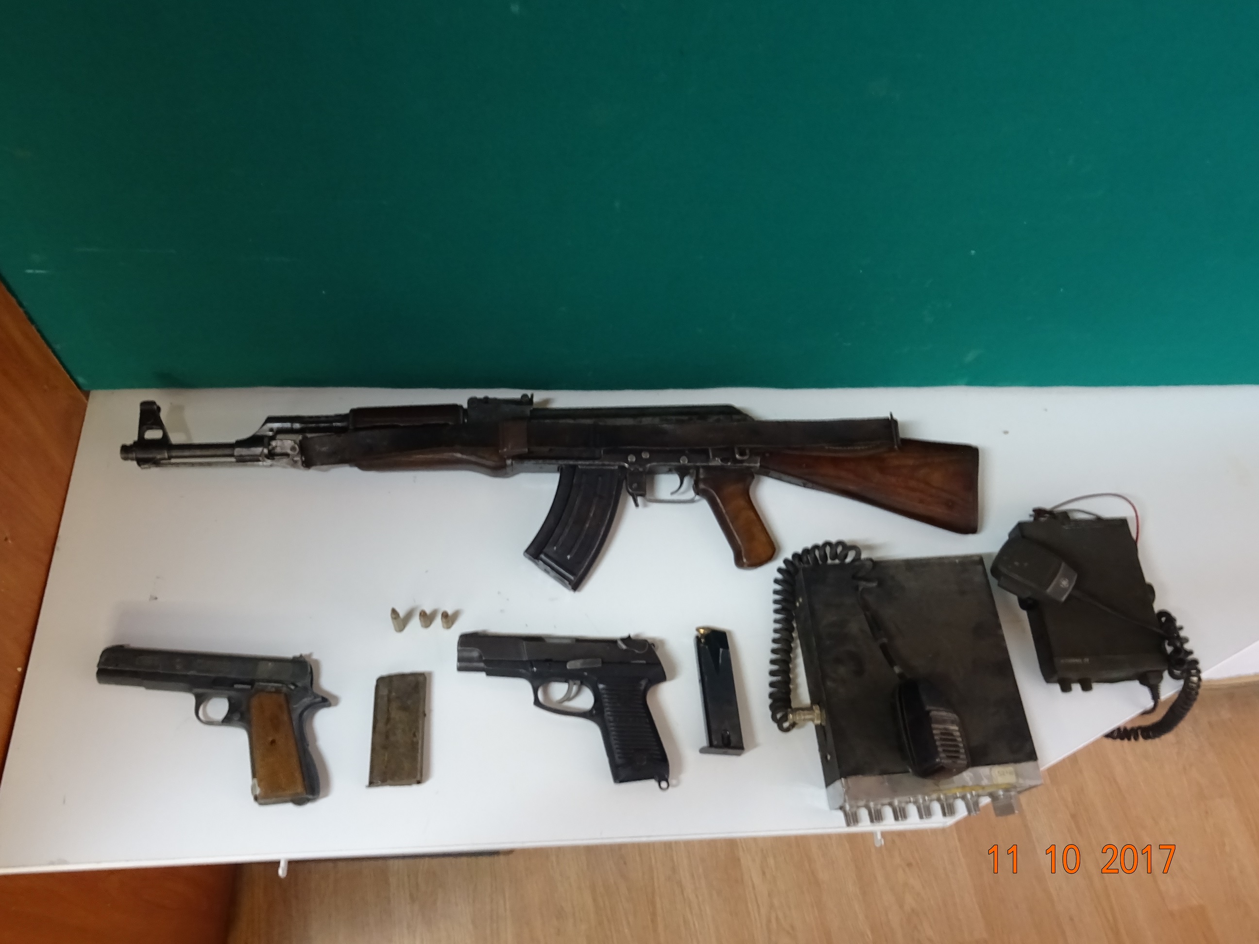 Βρήκαν καλάσνικοφ και πιστόλια σε σπίτι κρητικών – Δύο συλλήψεις