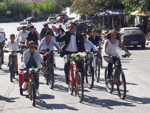 Κρήτη: Γαμπρός, φίλοι και μαθητές πήγαν στην εκκλησία με τα ποδήλατα