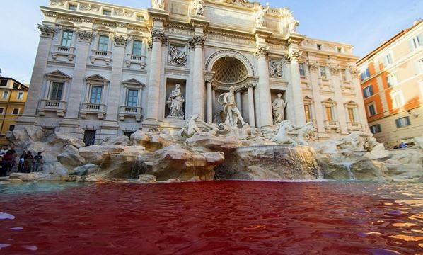 Όταν η Φοντάνα ντι Τρέβι «μάτωσε»: Απίστευτο περιστατικό στην Ρώμη