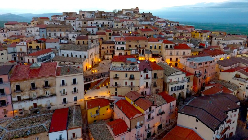 Ιταλική γραφική πόλη σε πληρώνει 2.000 ευρώ για να μετακομίσεις εκεί!