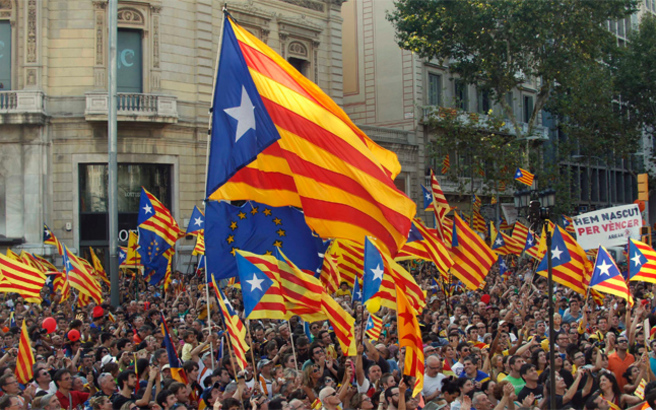 Με αναστολή της αυτονομίας της Καταλονίας το Σάββατο απειλεί η Μαδρίτη