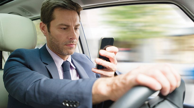 Αφαίρεση άδειας σε όσους οδηγούς μιλούν στο κινητό ή πετούν έξω τσιγάρα!