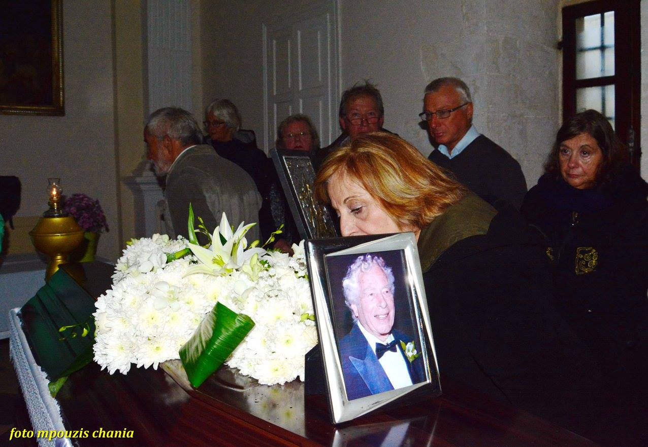 “Έκλαιγαν” και οι ουρανοί στην κηδεία του Γούολτερ Λάσελι στα Χανιά (φωτο)