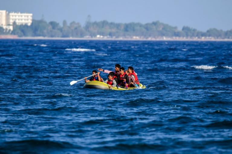 Λέσβος: 16χρονος μετέφερε με φουσκωτή βάρκα 33 μετανάστες