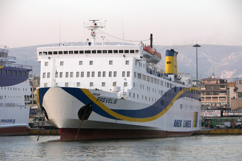 Δεμένο στο λιμάνι του Πειραιά το “Πρέβελη” λόγω κακών καιρικών συνθηκών