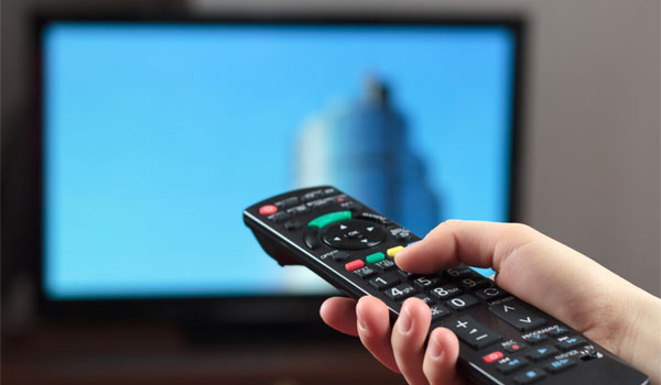 Έρευνα: Η τηλεόραση εξακολουθεί να κυριαρχεί στην Αμερική και την Ευρώπη