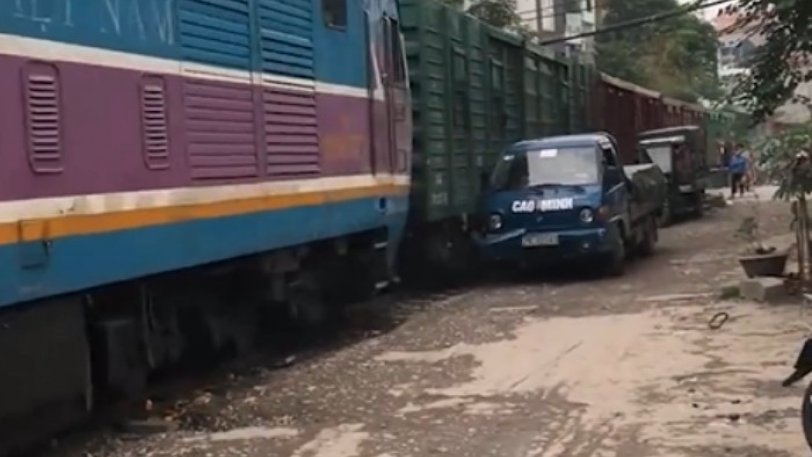 Άνδρας θεώρησε πως δεν πειράζει να παρκάρει δίπλα στις γραμμές του τρένου