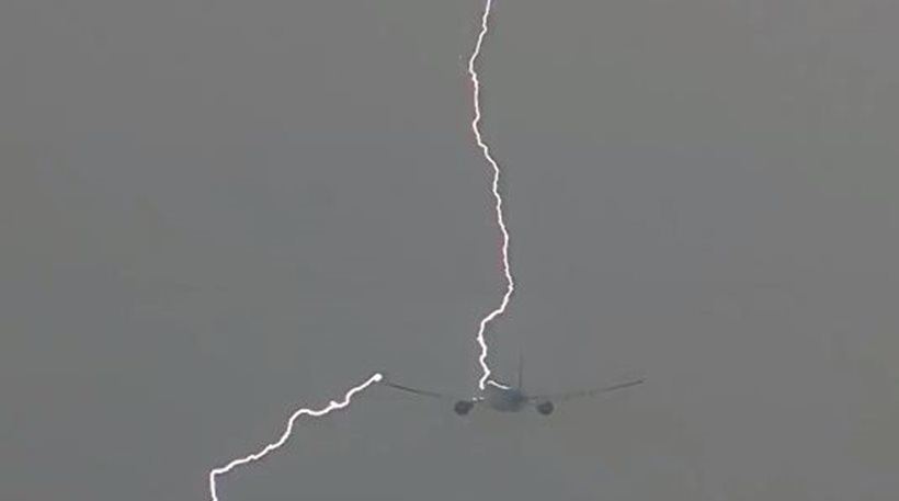 Απίστευτο βίντεο: Κεραυνός χτυπά Boeing 777 στον αέρα!