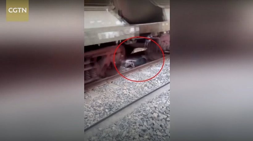 Πέρασε από πάνω του φορτηγό τρένο και επέζησε (βίντεο)