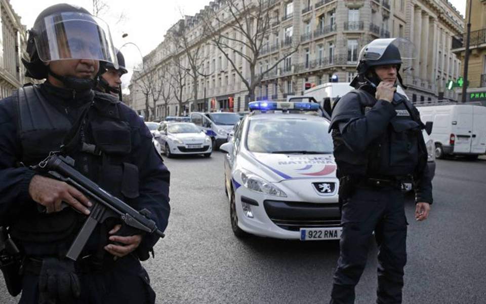 Συναγερμός στη Γαλλία – Αυτοκίνητο έπεσε πάνω σε πεζούς έξω από σχολείο