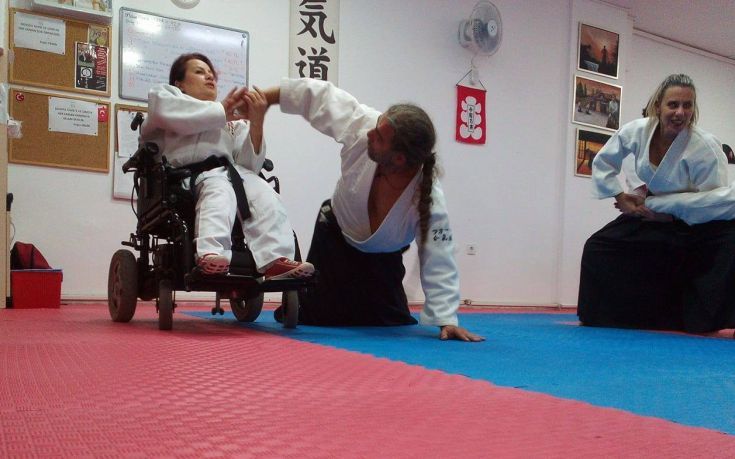 Γυναίκα καθηλωμένη σε αναπηρικό αμαξίδιο παίρνει μαύρη ζώνη & εντυπωσιάζει
