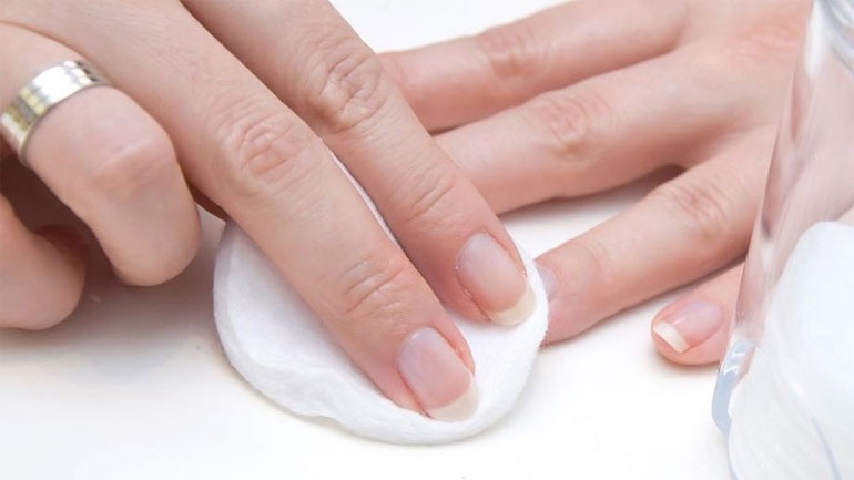 Πώς να αφαιρέσουμε το βερνίκι από τα νύχια μας χωρίς ασετόν