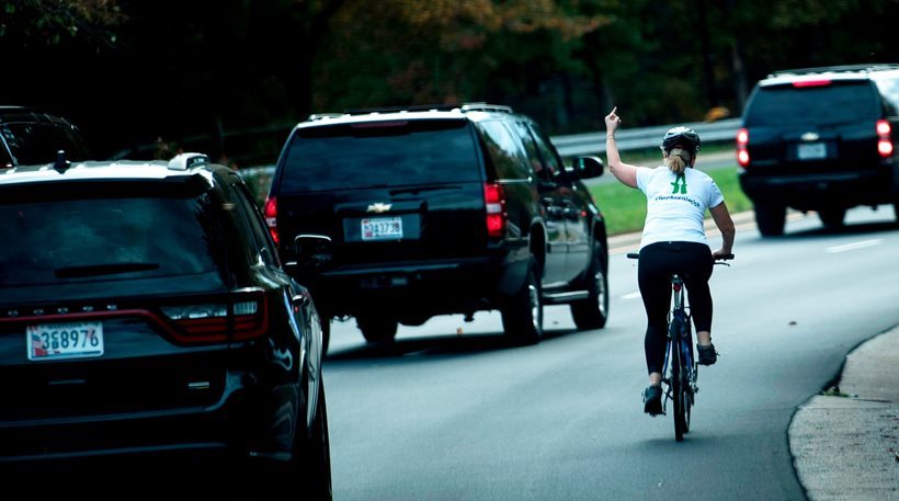 Απολύθηκε η ποδηλάτης που έδειξε το μεσαίο δάχτυλο στον Τραμπ