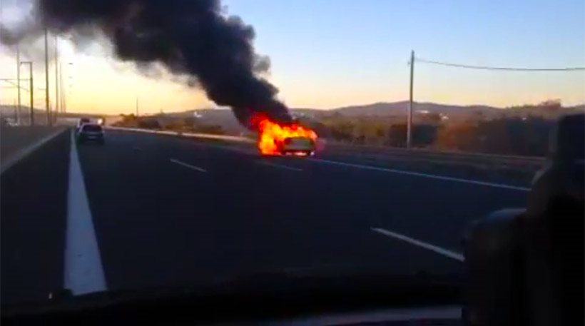Ταξί πήρε φωτιά στην Αττική Οδό (βίντεο)