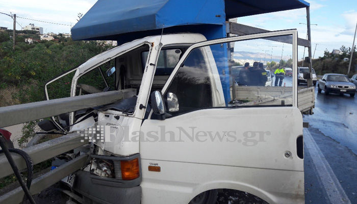 Φορτηγό καρφώθηκε στα κιγκλιδώματα στην εθνική οδό στην Κρήτη