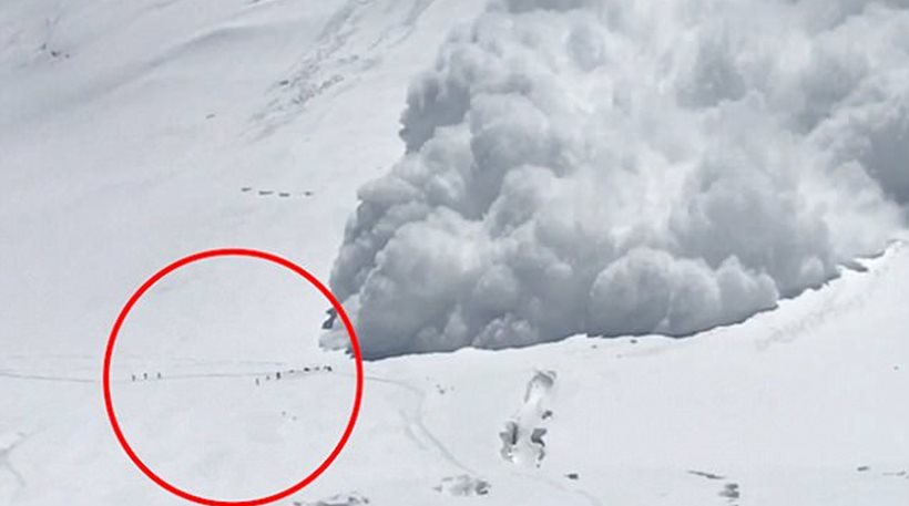 Τρομακτικό βίντεο: Χιονοστιβάδα «καταπίνει» ορειβάτες που βγαίνουν ζωντανοί