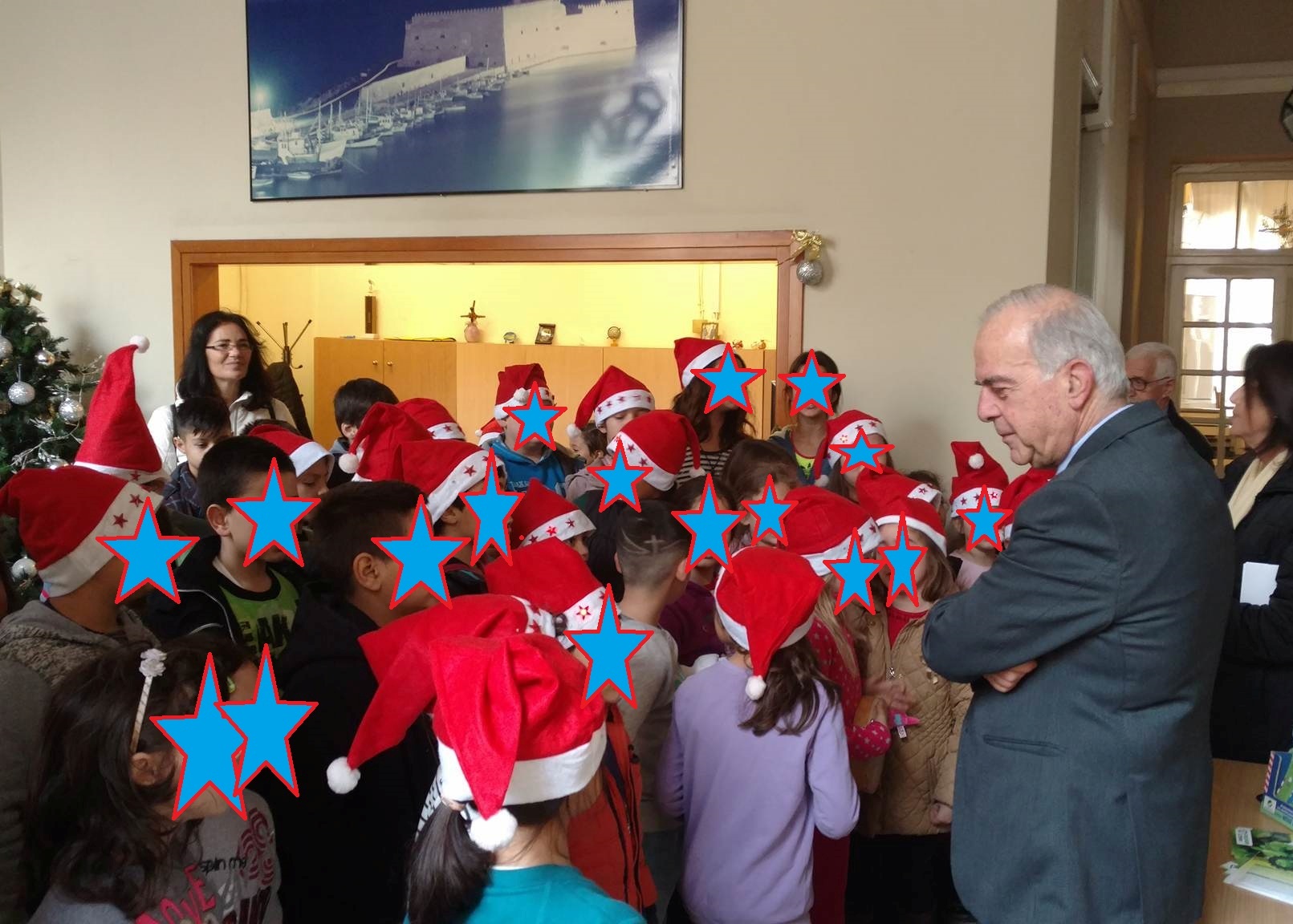 Μαθητές σχολείων έψαλλαν τα Χριστουγεννιάτικα κάλαντα στο Δήμαρχο Ηρακλείου