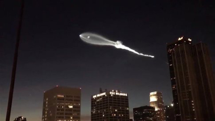 Ιπτάμενο αντικείμενο φωτίζει τον ουρανό του Λος Άντζελες (βίντεο)