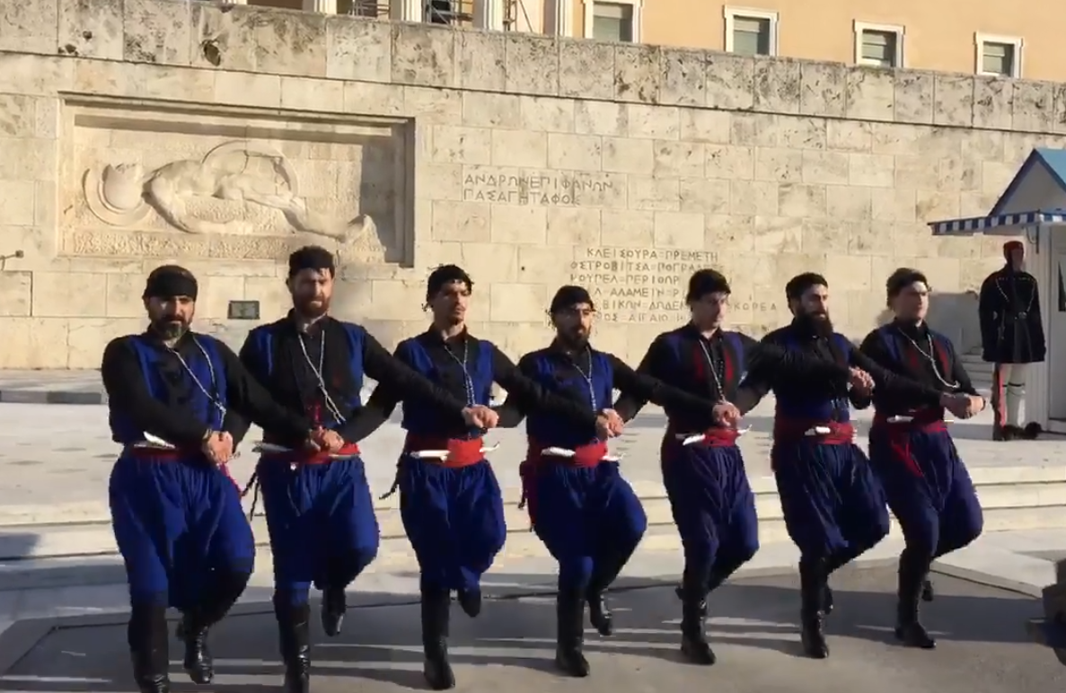 Χόρεψαν πυρρίχιο ανωγειανό πηδηχτό μπροστά από τη Βουλή (βίντεο)
