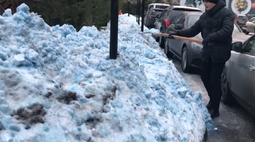 Μπλε χιόνι σκέπασε την Αγία Πετρούπολη! (βίντεο)