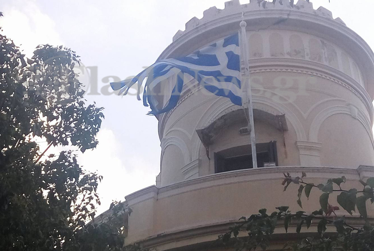 Μια Ελληνική σημαία σε κτίριο των Χανίων που πρέπει να αντικατασταθεί