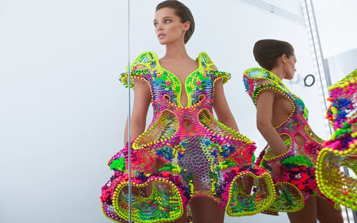 Αλγόριθμοι και 25.000 Σβαρόφσκι για ένα χάι τεκ φόρεμα