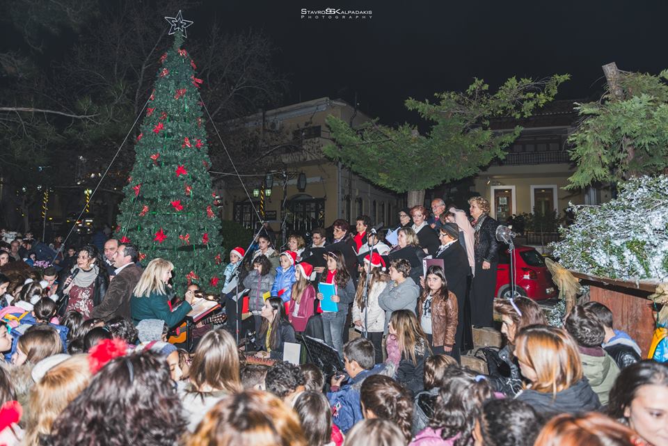 Πλήθος κόσμου στη φωταγώγηση του χριστουγεννιάτικου δεντρου στις Αρχάνες