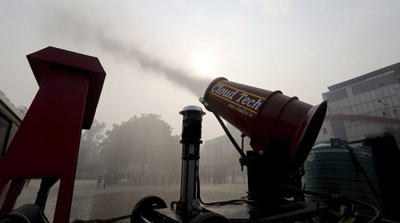 Με ένα τεράστιο… “πιστολάκι” διώχνουν το νέφος στο Νέο Δελχί