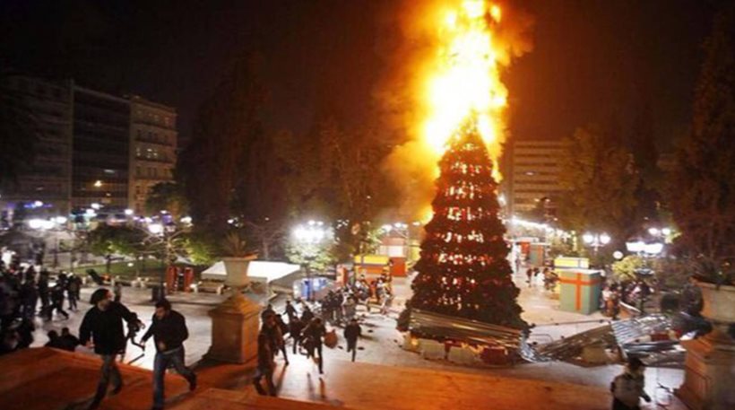 Ισπανία: Ευχήθηκαν «Καλά Χριστούγεννα» με το φλεγόμενο δέντρο της Αθήνας